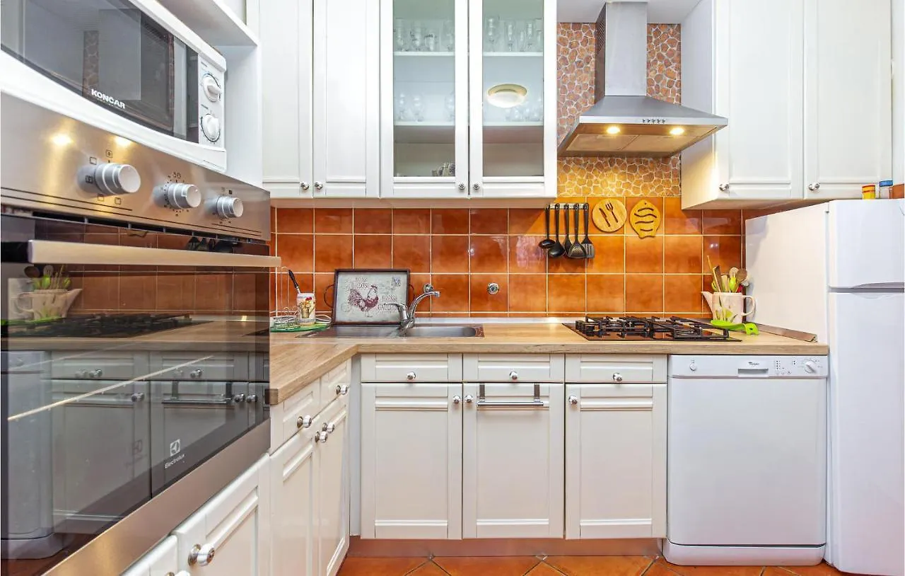 3 Bedroom Lovely Apartment In نوفي فينودولسكي