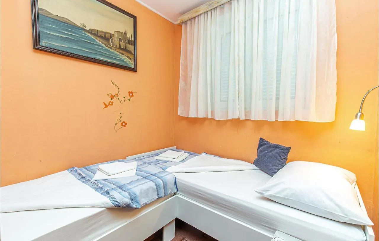 3 Bedroom Lovely Apartment In نوفي فينودولسكي