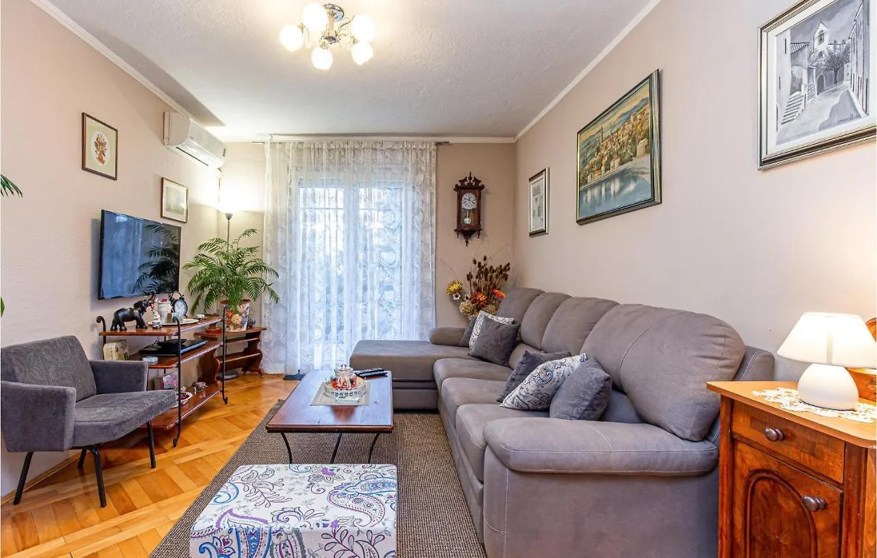 3 Bedroom Lovely Apartment In نوفي فينودولسكي كرواتيا